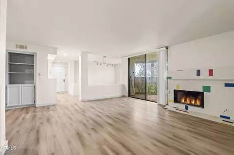 Living - 2202 Martinique Ln, Oxnard, CA 93035 photo 5 of 7