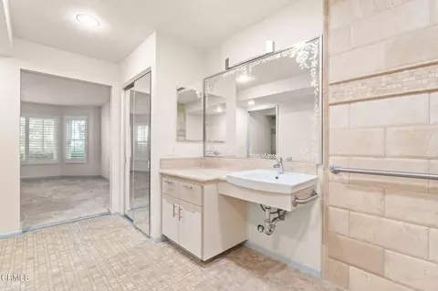Bath - 2202 Martinique Ln, Oxnard, CA 93035 photo 4 of 5