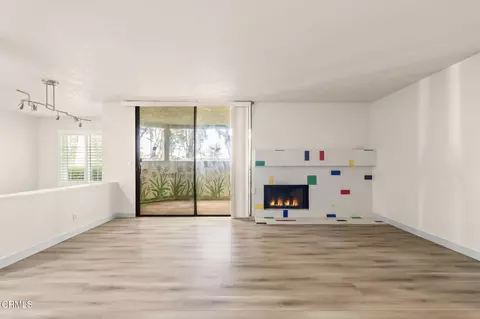 Living - 2202 Martinique Ln, Oxnard, CA 93035 photo 4 of 7