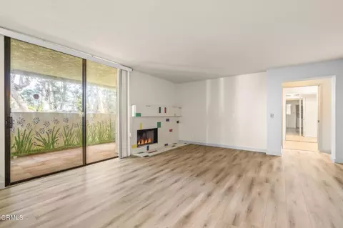 Living - 2202 Martinique Ln, Oxnard, CA 93035 photo 3 of 7