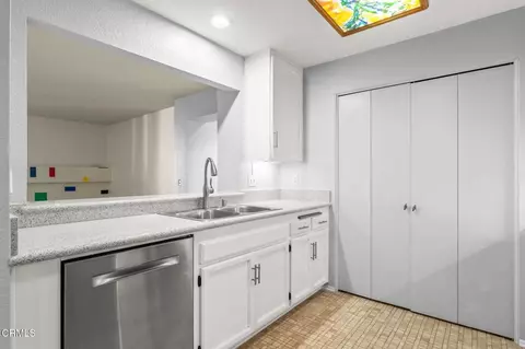 Kitchen - 2202 Martinique Ln, Oxnard, CA 93035 photo 2 of 3