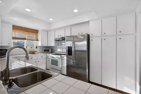 Kitchen - 137 Santa Monica Ave, Oxnard, CA 93035 photo 2 of 5