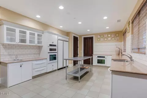 Kitchen - 1541 Windshore Way, Oxnard, CA 93035 photo 6 of 6
