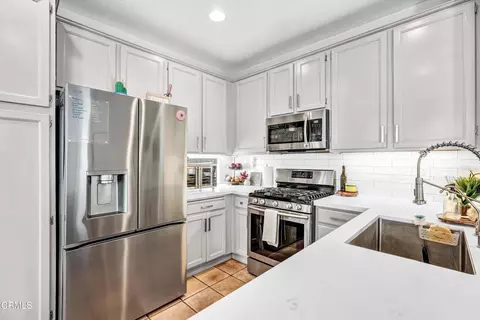 Kitchen - 902 Paseo Brisas Lindas, Oxnard, CA 93030 photo 2 of 3