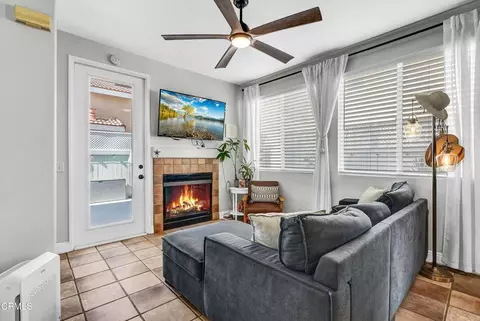 Living - 902 Paseo Brisas Lindas, Oxnard, CA 93030 photo 2 of 2