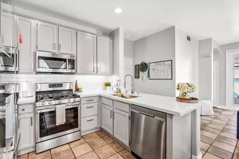 Kitchen - 902 Paseo Brisas Lindas, Oxnard, CA 93030 photo 3 of 3