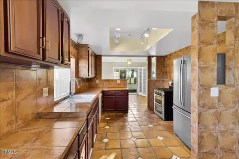 Kitchen - 2900 Windward Way, Oxnard, CA 93035 photo 2 of 8