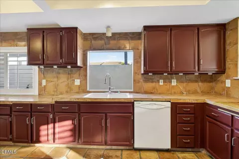 Kitchen - 2900 Windward Way, Oxnard, CA 93035 photo 4 of 8