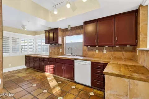 Kitchen - 2900 Windward Way, Oxnard, CA 93035 photo 5 of 8