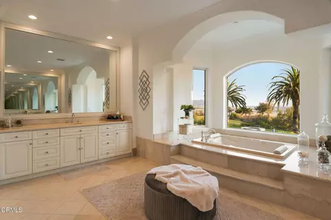 Bath - 1069 Corte Barroso, Camarillo, CA 93010 photo 3 of 8