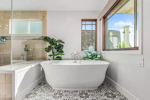Bath - 3365 Ocean Dr, Oxnard, CA 93035 photo 3 of 8