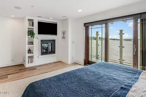 Bedroom - 3365 Ocean Dr, Oxnard, CA 93035 photo 2 of 10