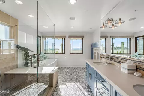 Bath - 3365 Ocean Dr, Oxnard, CA 93035 photo 2 of 8