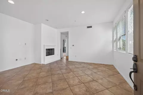 Living - 3800 Alee Ln, Oxnard, CA 93035 photo 3 of 4