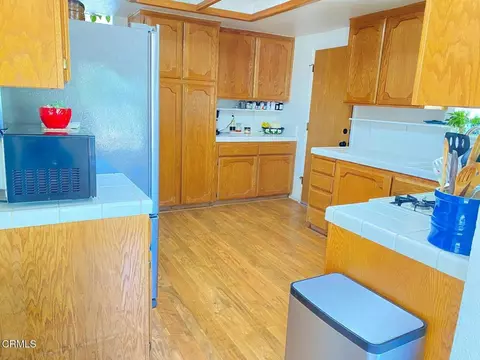 Kitchen - 18300 Grant Pl, Tehachapi, CA 93561 photo 2 of 2