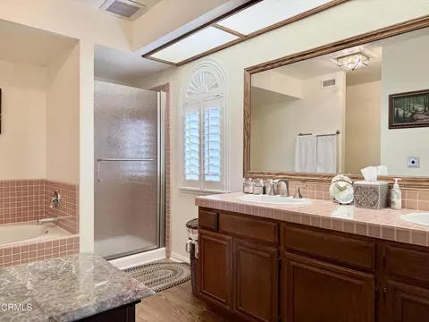 Bath - 2134 Cold Stream Ct, Oxnard, CA 93036 photo 4 of 6