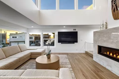 Living - 105 Malibu Ave, Oxnard, CA 93035 photo 2 of 4
