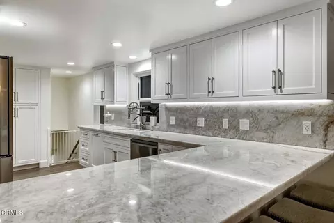Kitchen - 105 Malibu Ave, Oxnard, CA 93035 photo 3 of 5