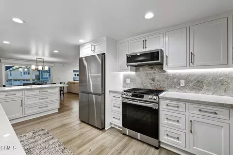Kitchen - 105 Malibu Ave, Oxnard, CA 93035 photo 4 of 5