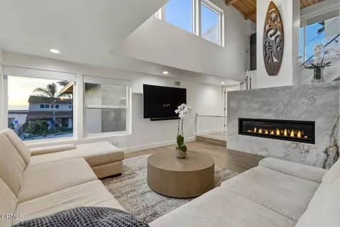 Living - 105 Malibu Ave, Oxnard, CA 93035 photo 3 of 4