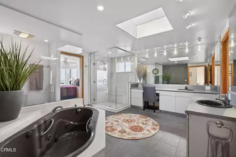 Bath - 2421 Ocean Dr, Oxnard, CA 93035 photo 1 of 5