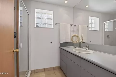 Bath - 2421 Ocean Dr, Oxnard, CA 93035 photo 3 of 5