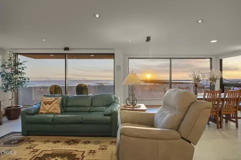 Living - 2421 Ocean Dr, Oxnard, CA 93035 photo 1 of 2