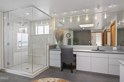 Bath - 2421 Ocean Dr, Oxnard, CA 93035 photo 2 of 5