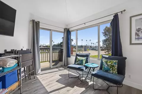 Living - 3464 Sunset Ln, Oxnard, CA 93035 photo 3 of 7