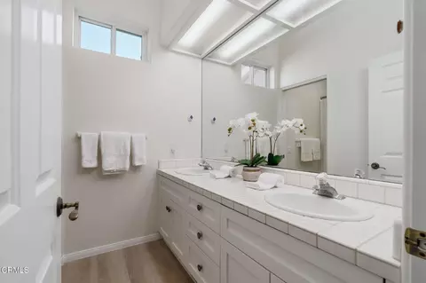 Bath - 1257 Devon Ln, Ventura, CA 93001 photo 4 of 5