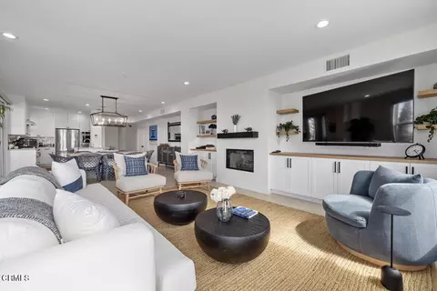 Living - 1437 Windshore Way, Oxnard, CA 93035 photo 3 of 4