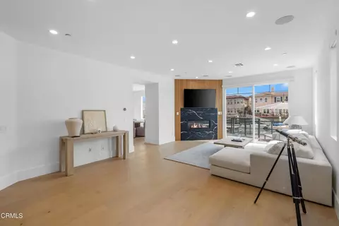 Living - 1520 Viewpoint Dr, Oxnard, CA 93035 photo 1 of 3