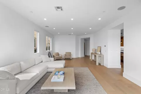 Living - 1520 Viewpoint Dr, Oxnard, CA 93035 photo 3 of 3