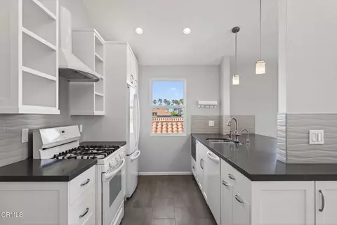 Kitchen - 2277 Martinique Ln, Oxnard, CA 93035 photo 3 of 6
