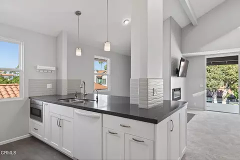 Kitchen - 2277 Martinique Ln, Oxnard, CA 93035 photo 4 of 6
