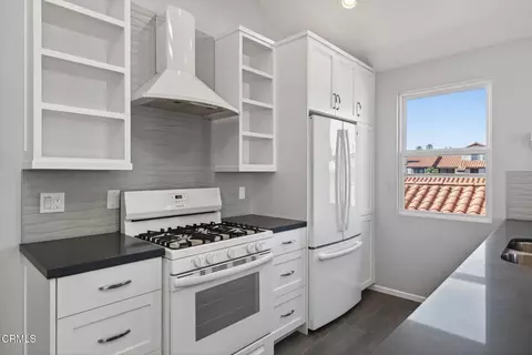 Kitchen - 2277 Martinique Ln, Oxnard, CA 93035 photo 5 of 6