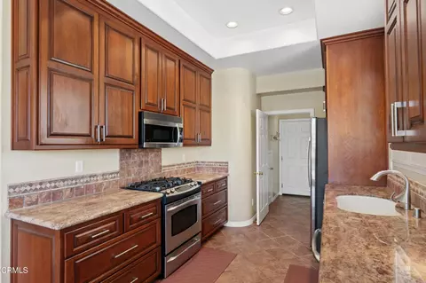 Kitchen - 1022 Corte Augusta, Camarillo, CA 93010 photo 2 of 4