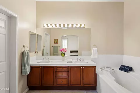 Bath - 1022 Corte Augusta, Camarillo, CA 93010 photo 2 of 4