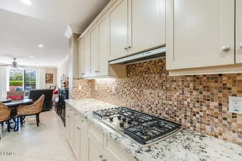 Kitchen - 1512 Seabridge Ln, Oxnard, CA 93035 photo 4 of 8