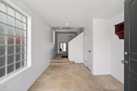 Entry Way - 264 Hollywood Blvd, Oxnard, CA 93035 photo 1 of 2
