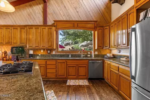 Kitchen - 25900 Columbia Way, Tehachapi, CA 93561 photo 4 of 4