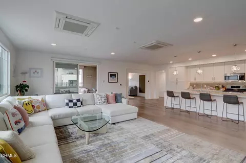 Living - 2810 Wagon Wheel Rd #304, Oxnard, CA 93036 photo 3 of 5