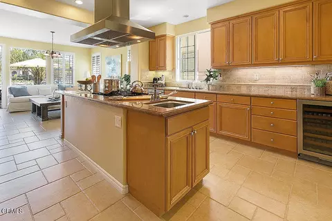 Kitchen - 1464 Twin Tides Pl, Oxnard, CA 93035 photo 5 of 6