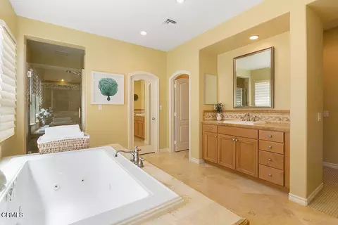 Bath - 1464 Twin Tides Pl, Oxnard, CA 93035 photo 2 of 9