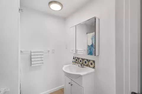 Bath - 317 Melrose Dr, Oxnard, CA 93035 photo 2 of 4