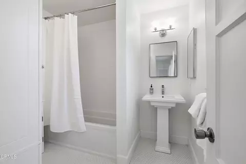 Bath - 1310 Mcandrew Rd, Ojai, CA 93023 photo 1 of 5