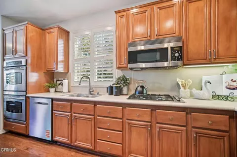 Kitchen - 1337 Bayside Cir, Oxnard, CA 93035 photo 2 of 3