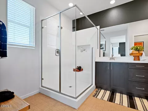 Bath - 3822 Silvergrass Ln, Piru, CA 93040 photo 2 of 4