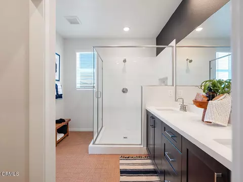 Bath - 3822 Silvergrass Ln, Piru, CA 93040 photo 3 of 4