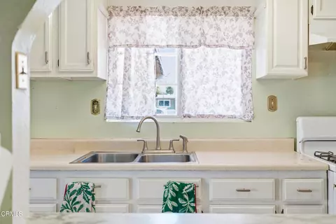 Kitchen - 362 Salem Ave, Oxnard, CA 93036 photo 3 of 4